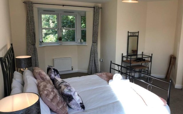 Silver Stag, High-end, Modern 3 double bedroom with parking