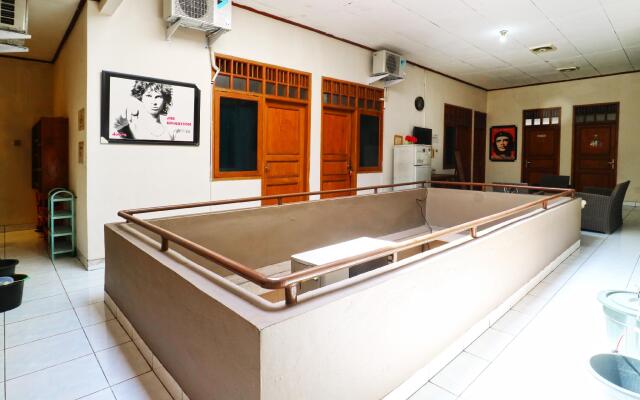 Premium Senen Guesthouse - Female Only