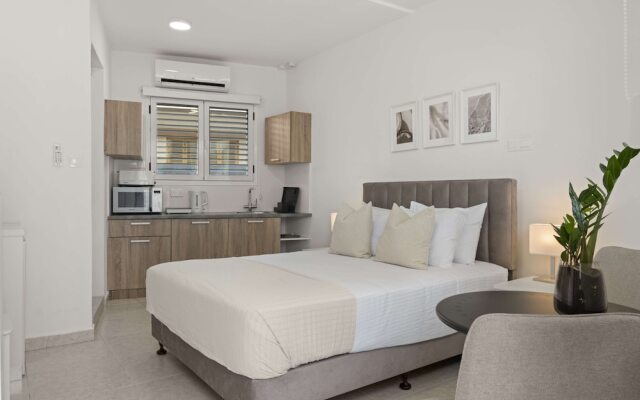 Phaedrus Living: Alkminis Seaside Suites Verano