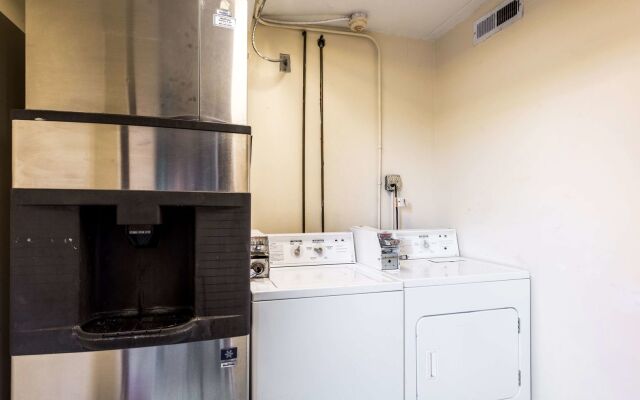 Red Roof Inn & Suites Clinton, TN