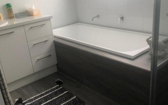 Brand new 4br get away 5min to albury city – Guest Rooms – North Albury