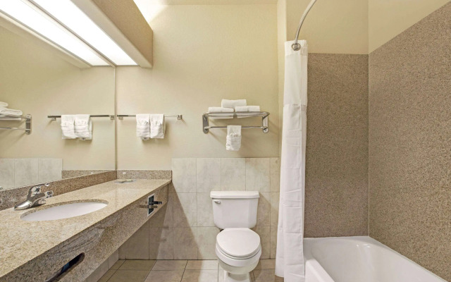 Super 8 by Wyndham IAH West/Greenspoint