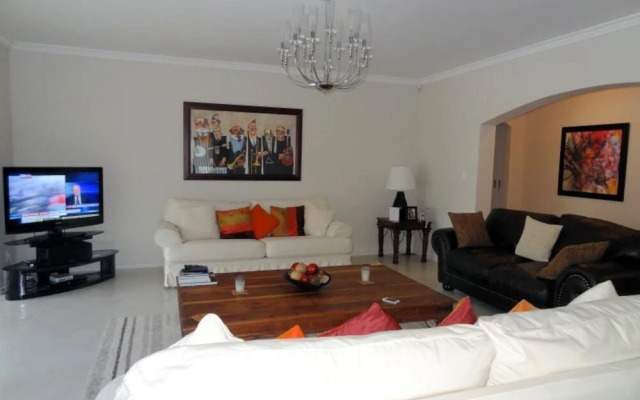 Stunning 3-bed Lakeside Villa With Private Pool