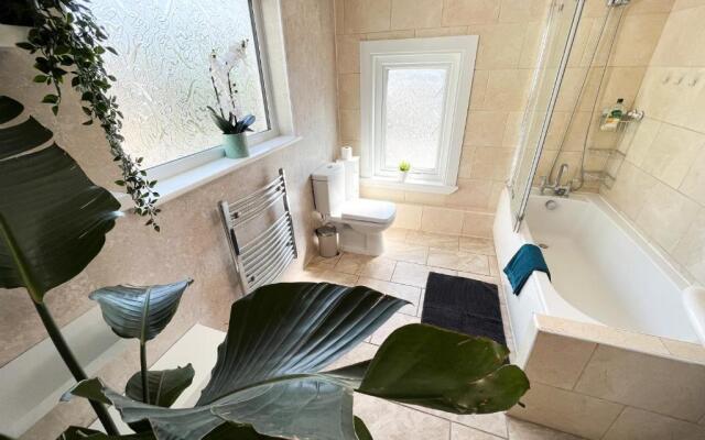 ***3 bedroom Home away from Home with BBQ grill***