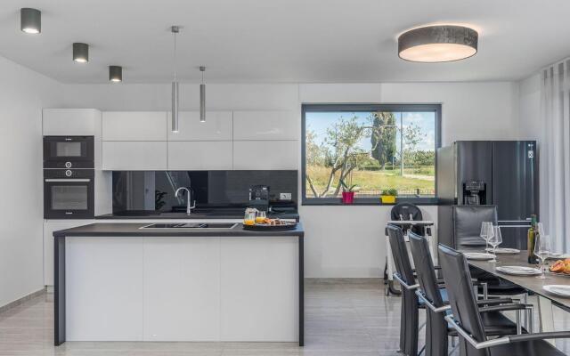 Amazing Holiday Home In Novigrad With Bubble Bath