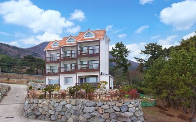 Geoje Eouleum Pension