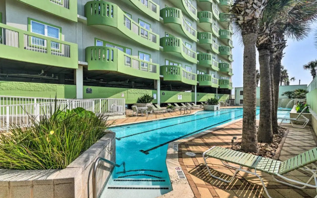 Pool Access, Walk to Beach: Galveston Condo!