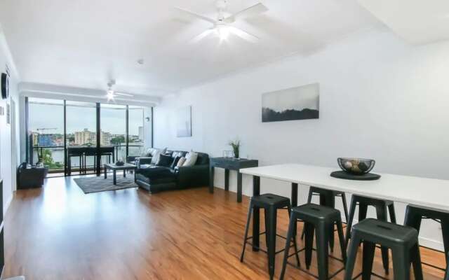 Modern 2 Bedroom River View Apartment in Docklands