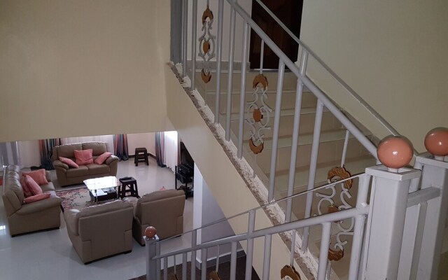 Maggys Airport Guest House - Hostel