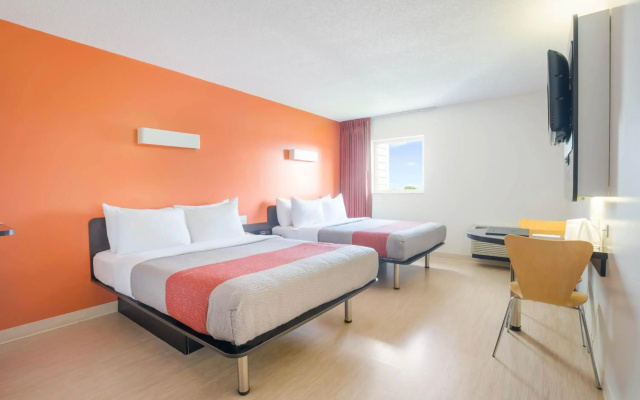 Motel 6 Kingston, ON
