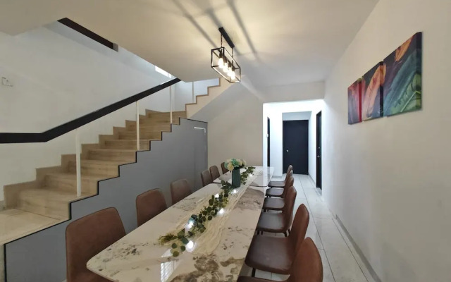 Taman Duta KL Deluxe Villa by uBook