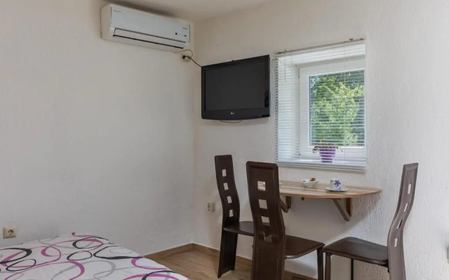 Charming studio with hot tube, terrace, barbecue and garden