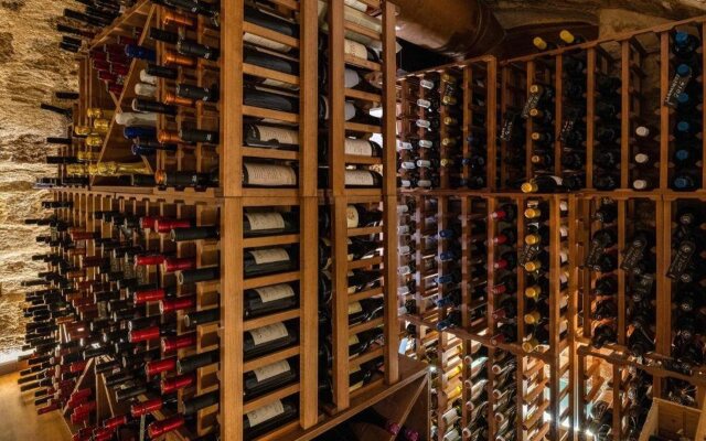 10GR Boutique Hotel and Wine Bar