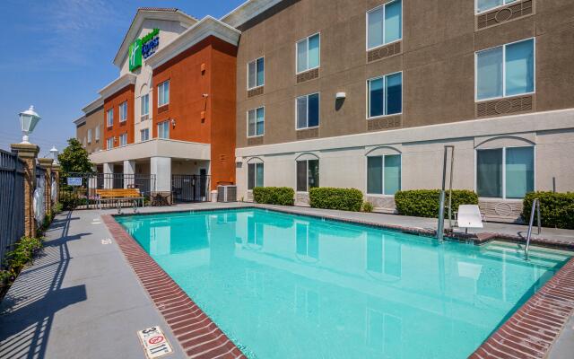 Holiday Inn Express and Suites Modesto by IHG