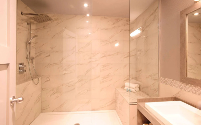 Le Chabrol Hotel & Suites