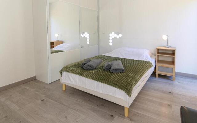 AC Appartment with terrace parking and pool- BENAKEY