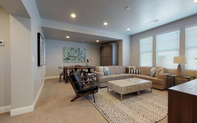 Desert Serenity 4 Bedroom Apts by RedAwning