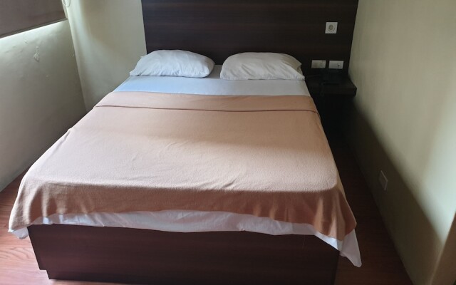 OYO 1011 First Hotel