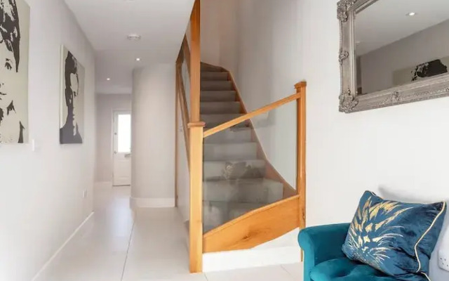 Luxurious Central Windsor Town House
