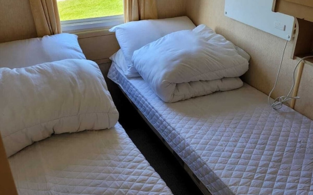 Caravan - Sleeps 4 - Parking - 10mins To Beach
