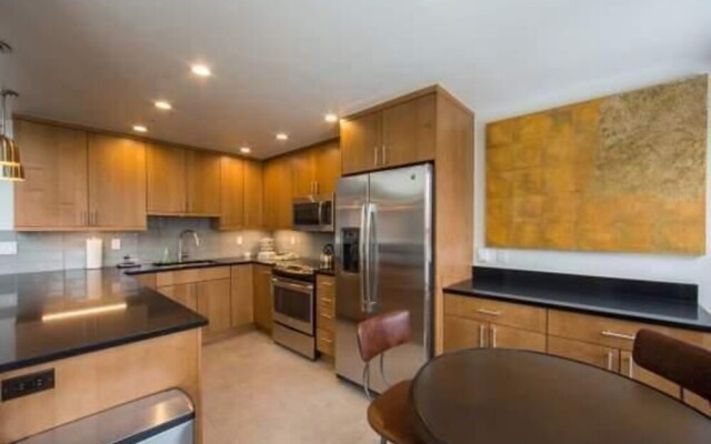 Northwoods Luxury Condo Close to Chairlift by RedAwning