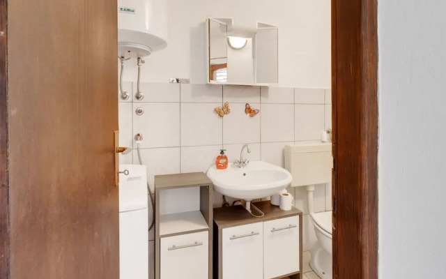 Cosy Holiday Home in Jasenice Rovanjska with Sea Nearby