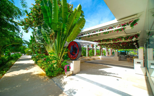 Modern 1BR Apt w Rooftop Pool Onsite Amenities