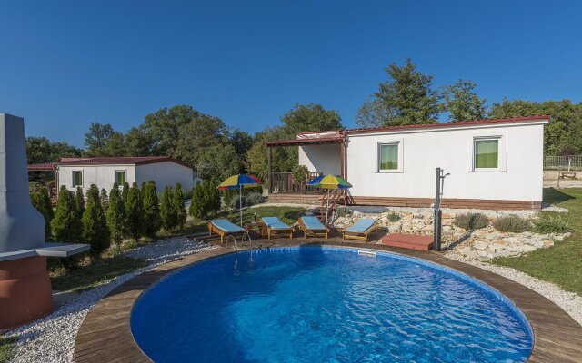 Holiday house with private pool for 6-8 persons in the holiday park Jelovci