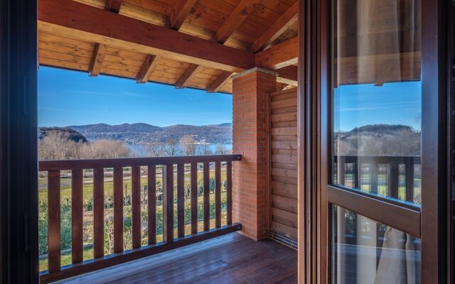 La Luna nel Lago Lake View Garden