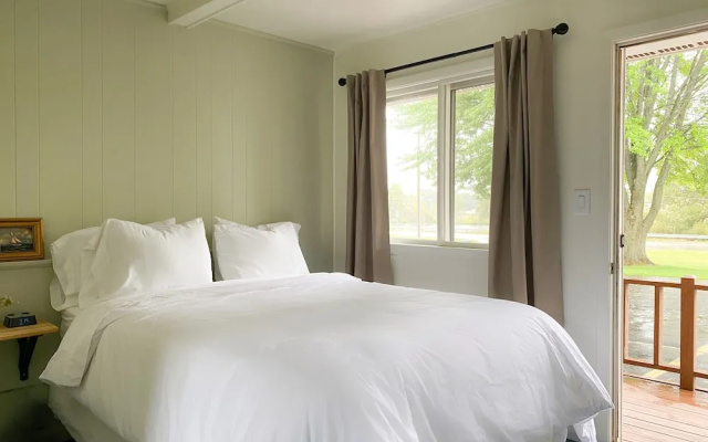 The River Hills Motel - Algoma, WI - Near Door County