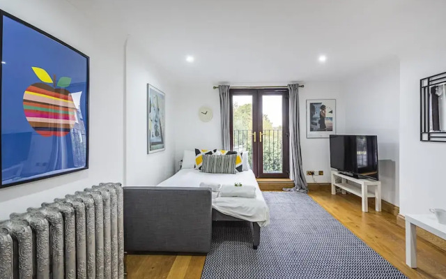Stunning Light Filled 2 Bed Apartment + Parking Sleeps 7