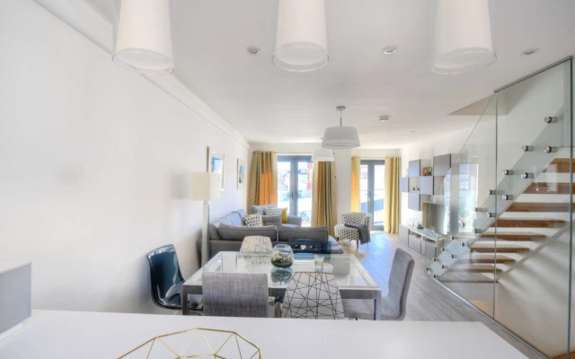 3 Grove Mews