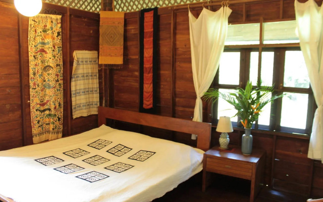 Thai Teak House Garden Homestay