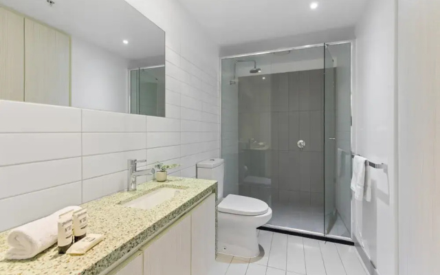 Chic 1-bed With Harbour Views & Pool by Tram Line