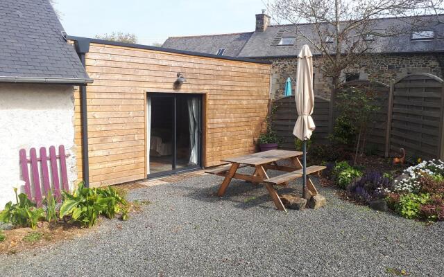 Quaint Holiday Home  in Saint-Gilles-les-Bois with Garden