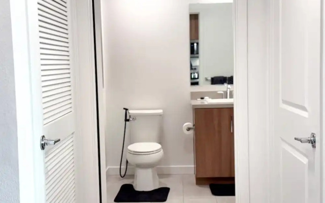 Sunny Home in Mid-hollywood Pool Free Parking