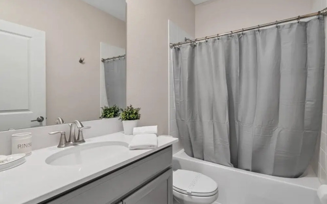 Edgy, Modern 6 Bed 5 Bath