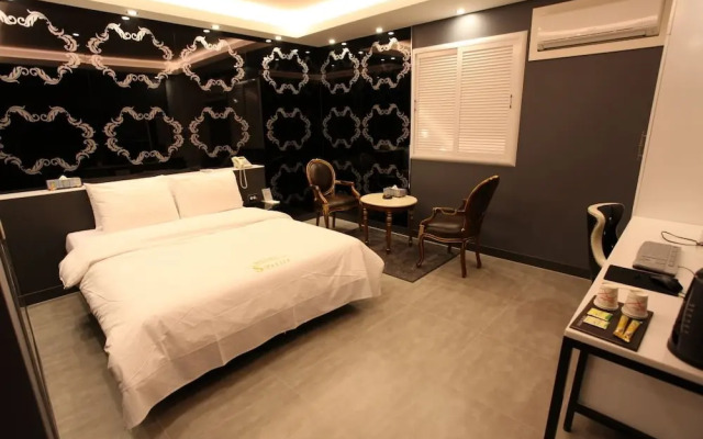 S Petite Hotel