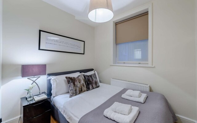 Modern Three Bedroom Apartment in Hammersmith