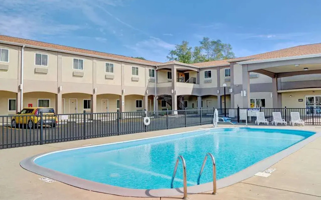 Days Inn & Suites By Wyndham Niagara Falls/Buffalo
