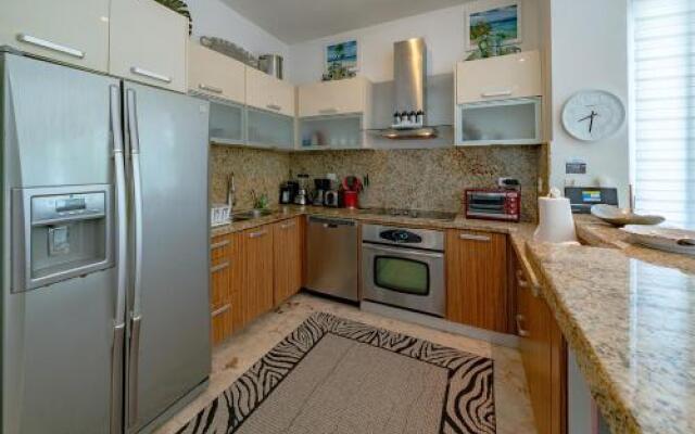 Beachside Retreat - Mujeres Bailando