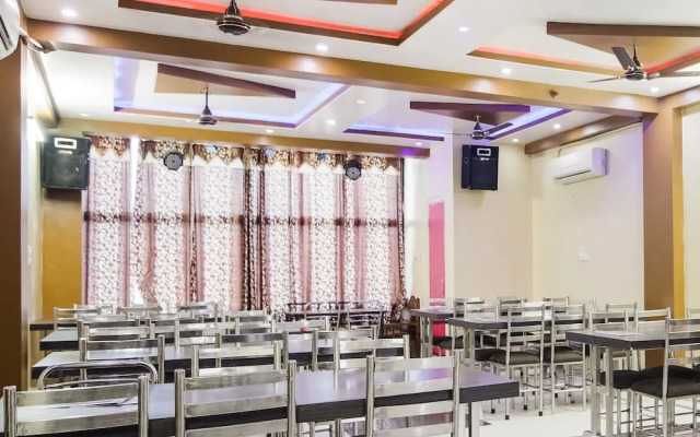 Ravi Palace by OYO Rooms