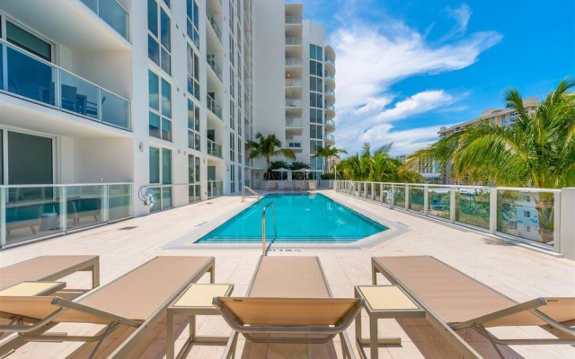 Top Fort Lauderdale Condo 9th Floor - Private and Sanitized, Hotel Amenities, Free Parking for Stays Over 27 Days, 400 ft From the Beach. Hosted by Super Host!