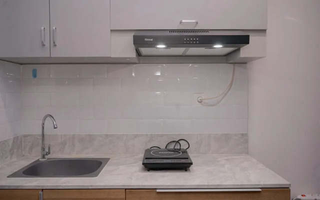 Warm and Spacious Studio Room at Collins Boulevard Apartment