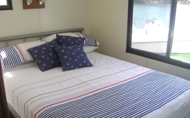 Boyds Bay Houseboat Holidays