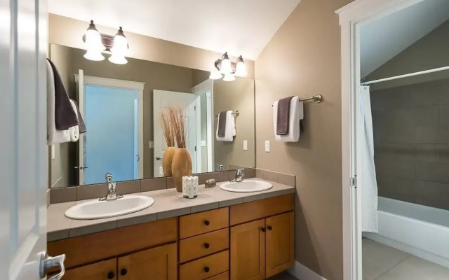 Seattle Vacation Home: Off The Wall