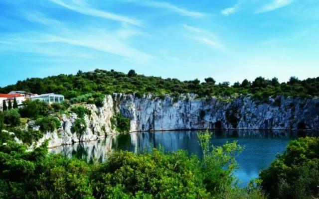 Seafront apt With Balcony, sea View and Mooring