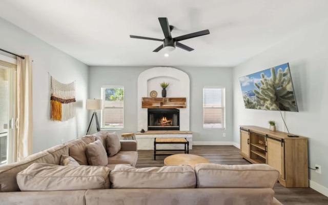 Red Mountain Retreat 5 BDR w/ Heated Pool!