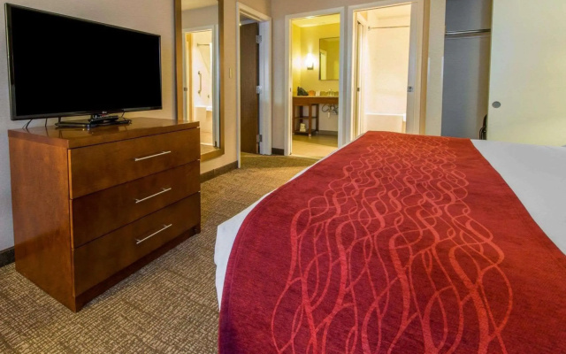 Comfort Inn & Suites Erie - Splash Lagoon Indoor Waterpark