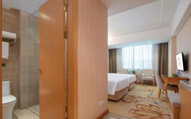 Vienna Hotel (Shenzhen Guanlan Changhu Metro Station) )